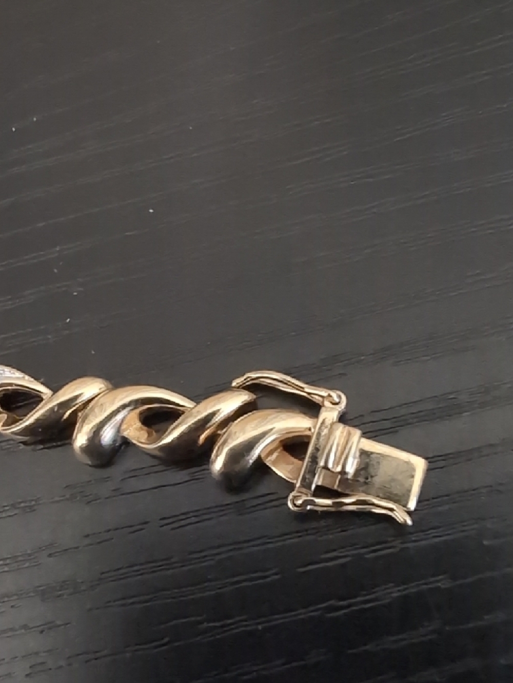 Elegant Gold-Tone Women's Bracelet with Twisted Link Design - Picture 7 of 7